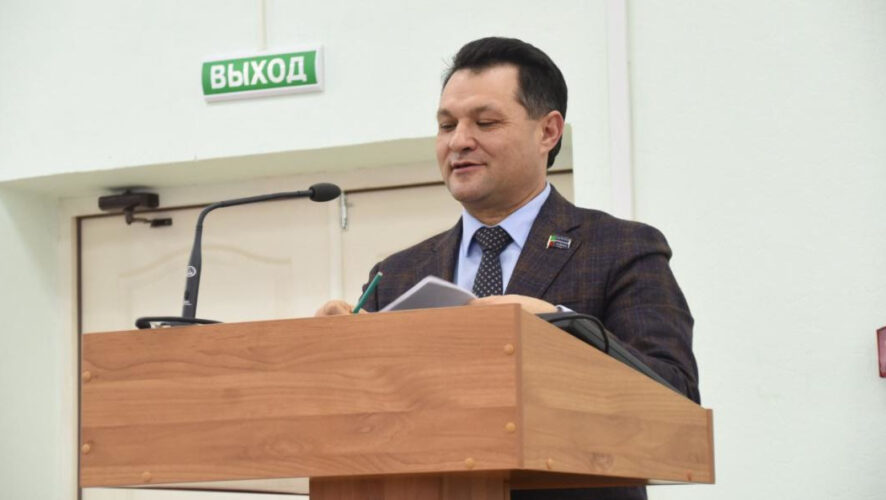 Рустем Нуриев владеет частями в двух квартирах и автомобилем &laquo;Иж-2715&raquo;.