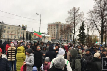 К протестующим присоединились татарские радикальные националисты.