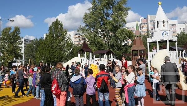 Глава Татарстана Рустам Минниханов открыл сегодня детский парк «Континент» на улице Гаврилова в Казани. Фотографии с церемонии он выложил на своей странице «Вконтакте».