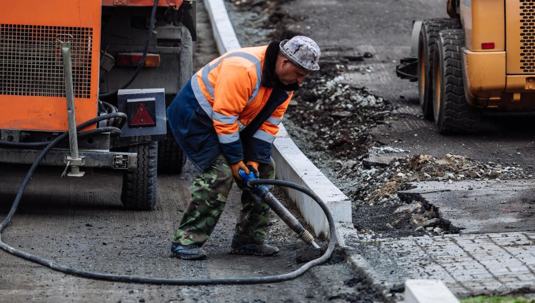 Чиновники поделились планами на 2024 год и ответили на вопросы жителей об удалении парковочных карманов на Строителей и Вокзальной.