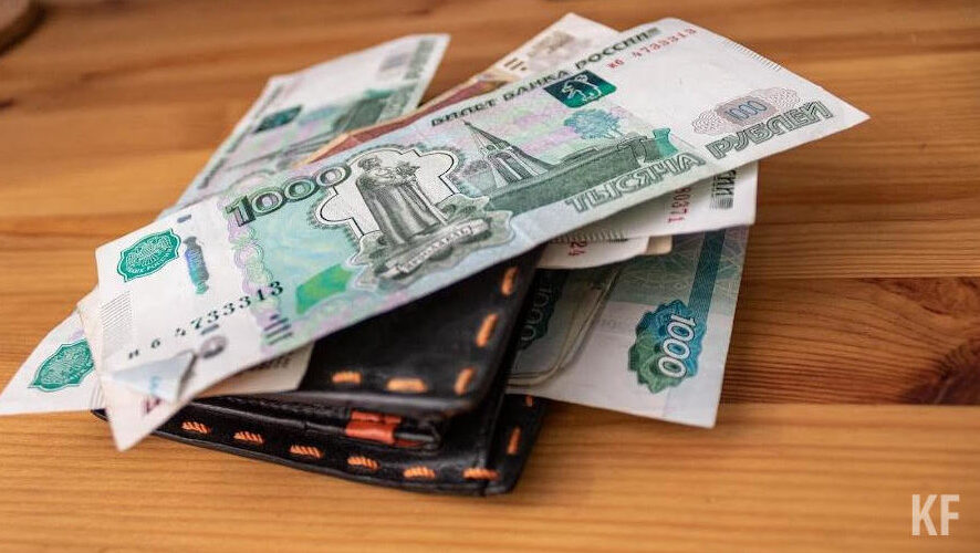 У работающих плательщиков алименты взыскивают с зарплаты