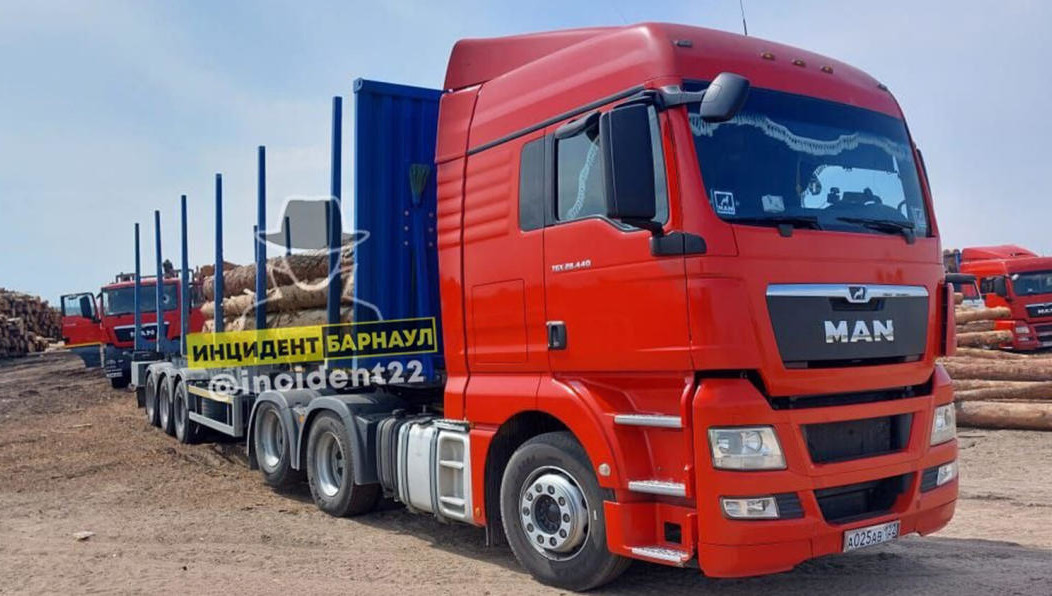 Фура застряла на дороге в селе Солоновка.