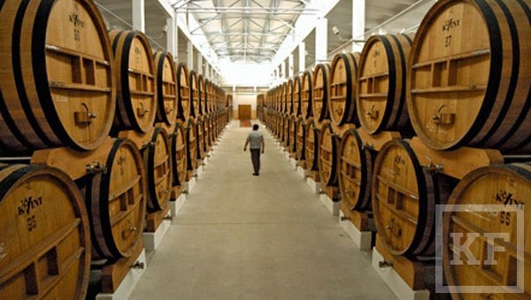 Российские производители винодельческой продукции предложили установить минимальную отпускную цену на вино в размере 120 рублей за литр