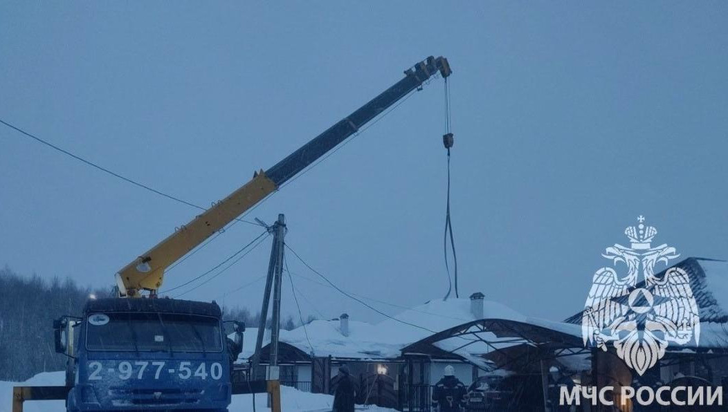 Спасатели восстановили крышу и оказали хозяину первую помощь.