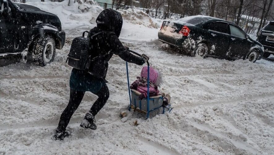Столица Татарстана уже второй день находится во власти снежной стихии