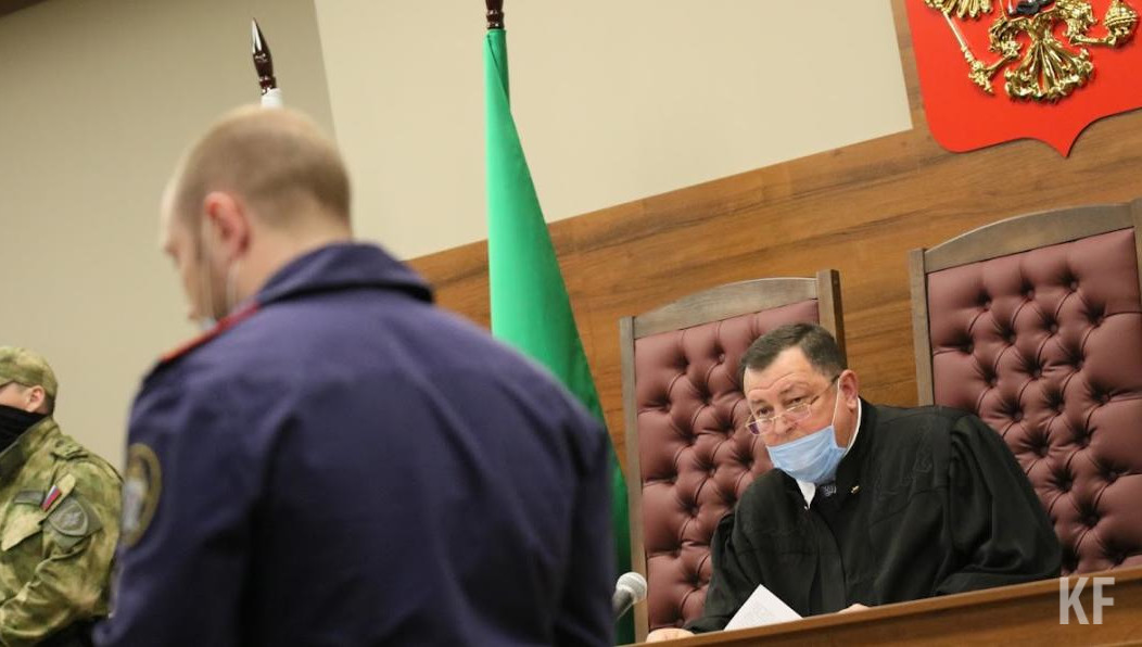 Он получал их в обмен на прогулы для солдат-контрактников.