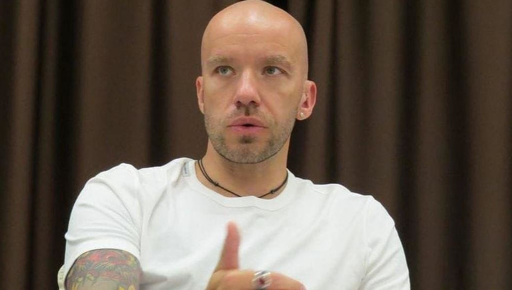 Шарлатан пытается втянуть людей в новую финансовую аферу.