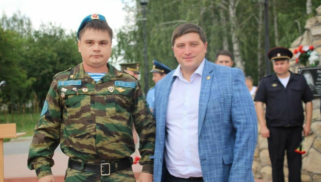 Военнослужащие находятся на малой родине по истечении срока контракта.