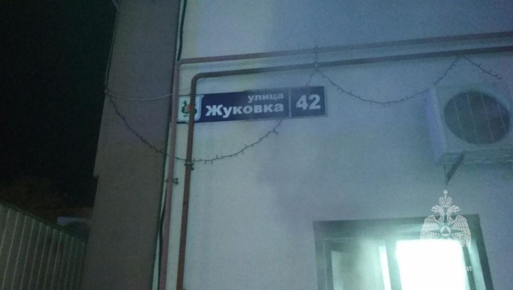 До прибытия спасателей самостоятельно эвакуировались 11 человек.