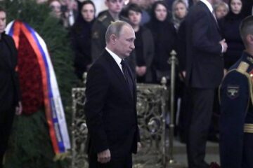 Президент России лично выразил вдове режиссера соболезнования.