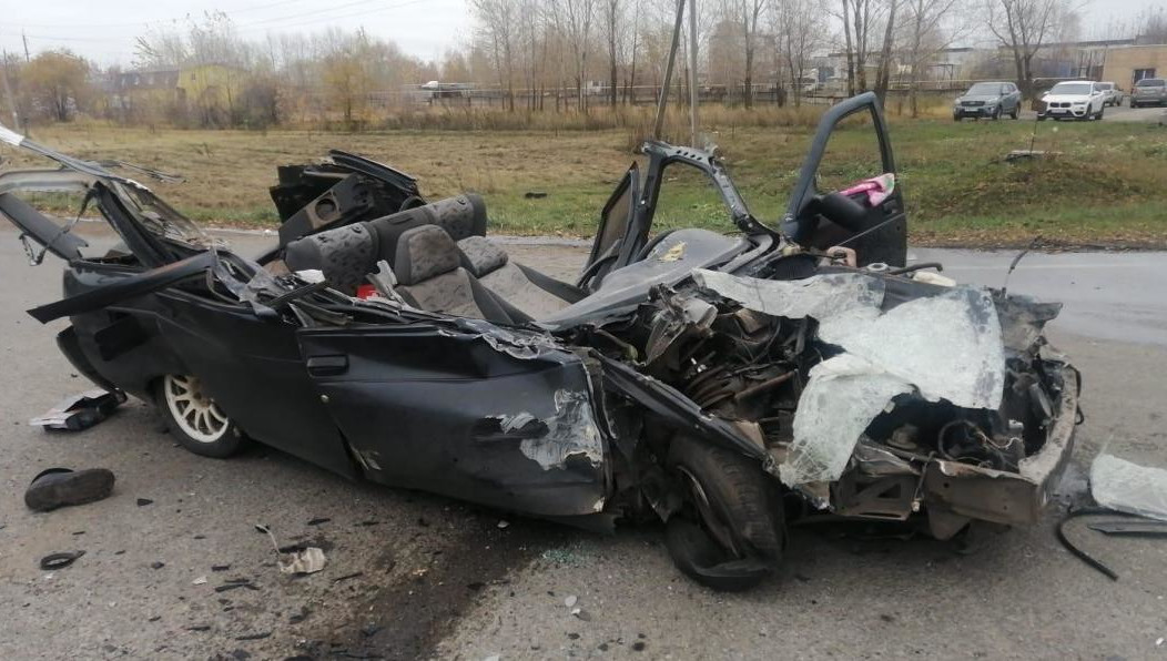 Шофер «КАМАЗа» при развороте вне перекрестка не убедился в безопасности маневра.