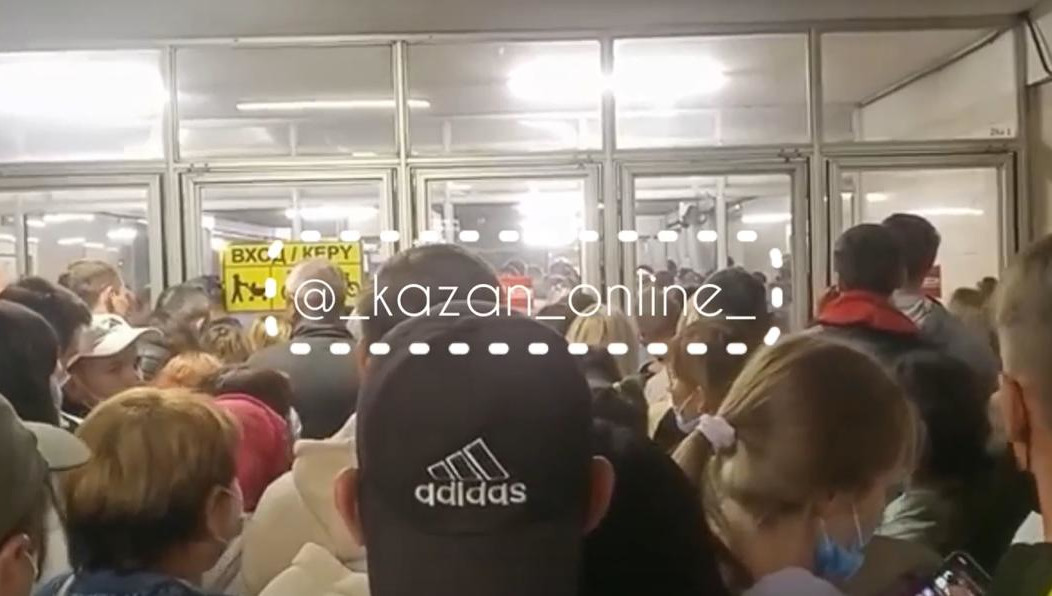 Ворота подземных станций закрыли