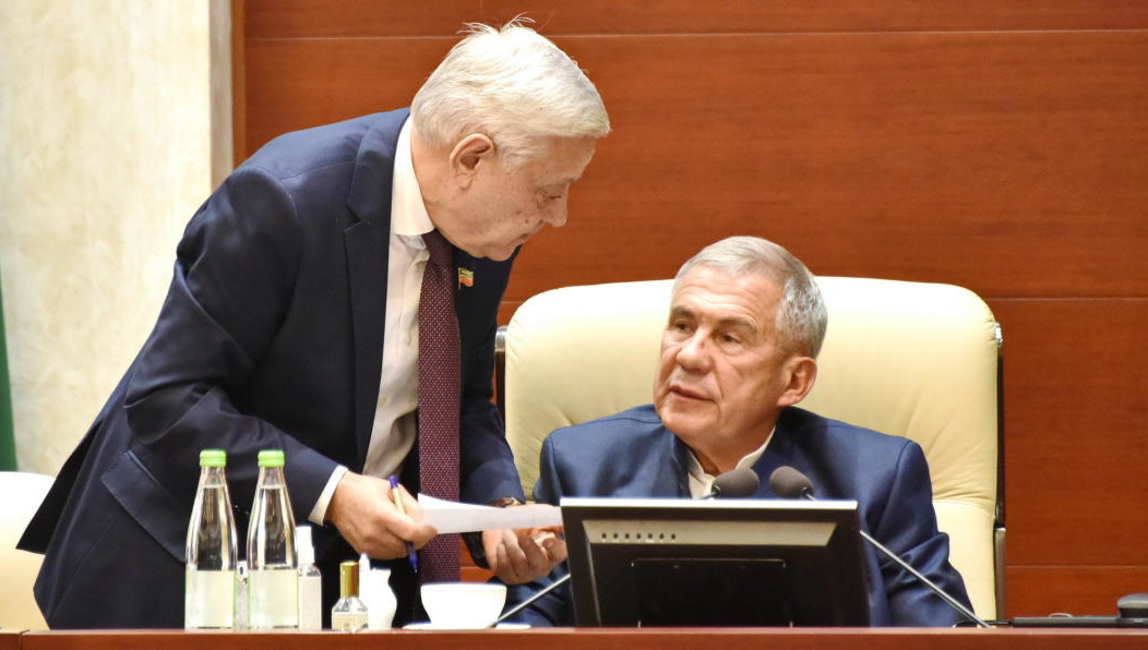 Парламентарии после «дополнительных консультаций» решили отказаться от переходного периода и сразу закрепить за руководителем республики новое наименование. При этом ограничение на количество сроков из основного закона исчезло.