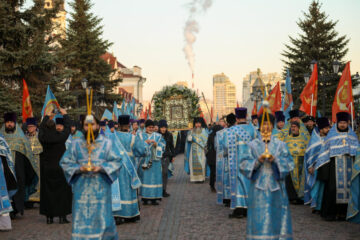 Торжественный молебен и путь от Благовещенского собора до Богородицкого монастыря – в материале KazanFirst.
