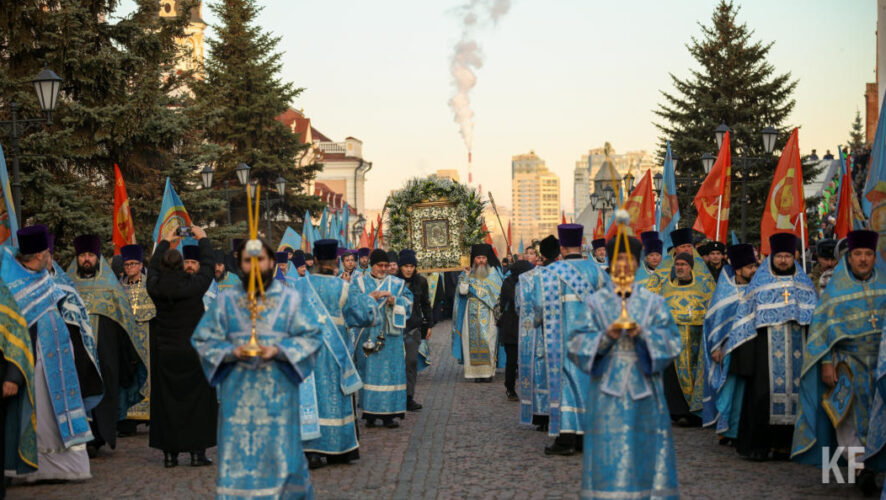 Торжественный молебен и путь от Благовещенского собора до Богородицкого монастыря – в материале KazanFirst.