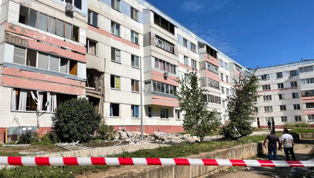 Мужчину ударной волной выбросило из квартиры.