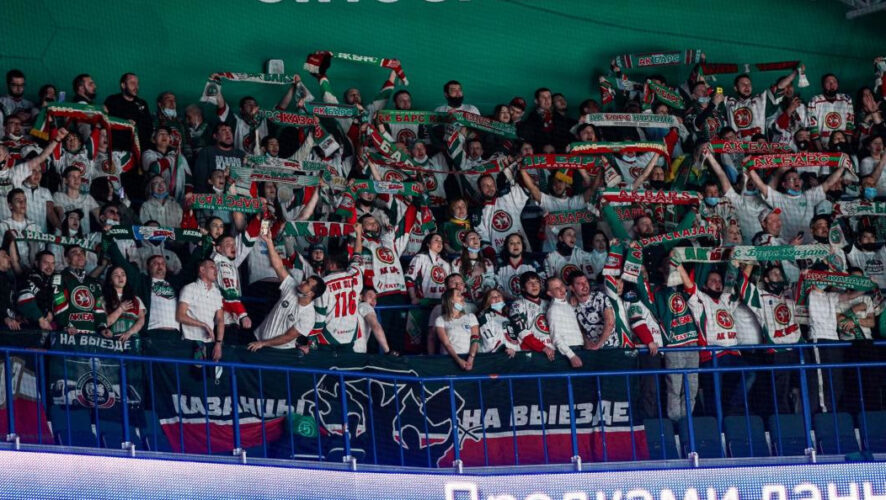 Фанаты казанской команды заряжали кричалки во время исполнения гимна Башкортостана.
