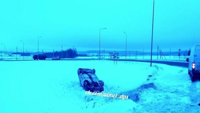 Автомобиль Daewoo Nexia опрокинулся в кювет в Альметьевском районе. Об этом сообщили очевидцы в соцсетях.