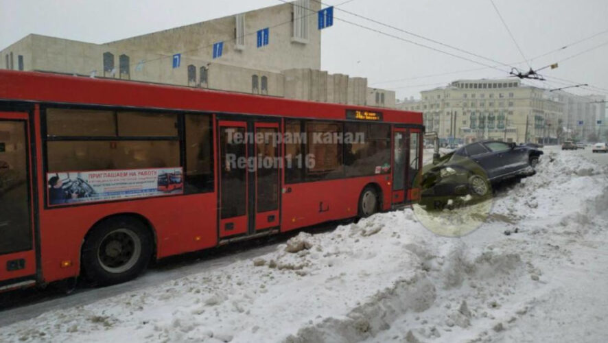 Авария произошла сегодня утром напротив театра Г. Камала.