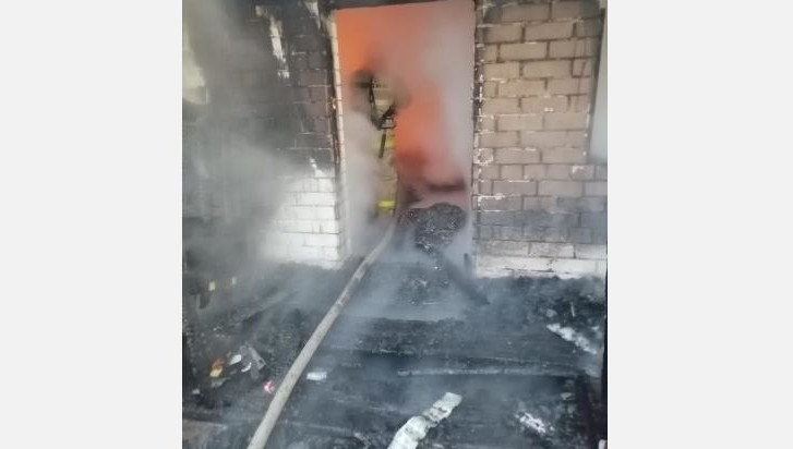 Прибывшие на место пожарные увидели открытое горение на всей площади дома.