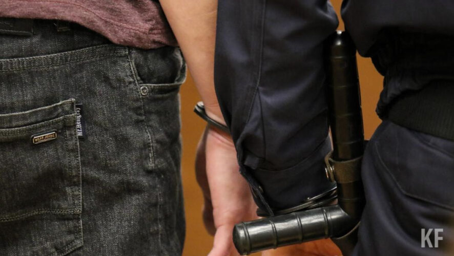 Молодой человек нашёл работу через мобильное приложение.