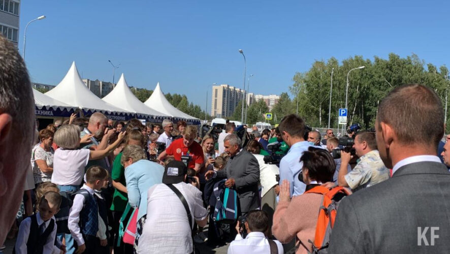 Президент Татарстана передал первоклассникам рюкзаки во время посещения нового многопрофильного лицея в Зеленодольске.