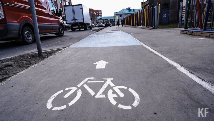 Рабочим осталось уложить второй слой асфальта