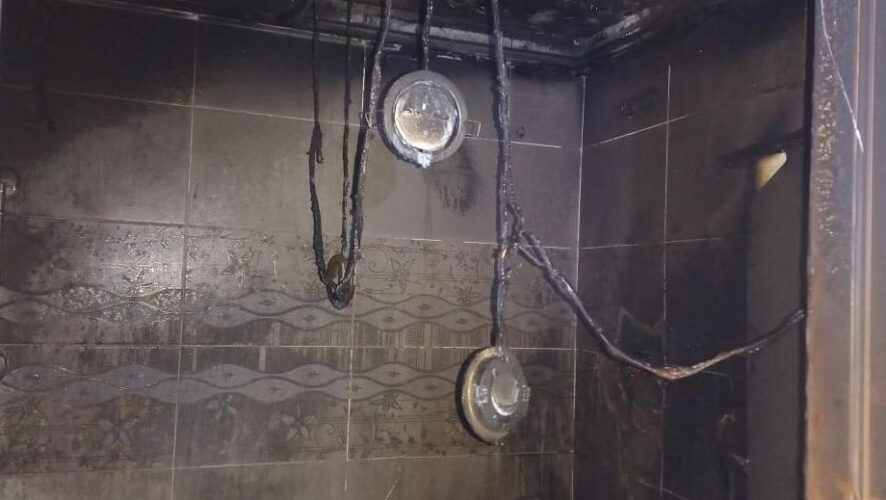 Горел натяжной потолок.