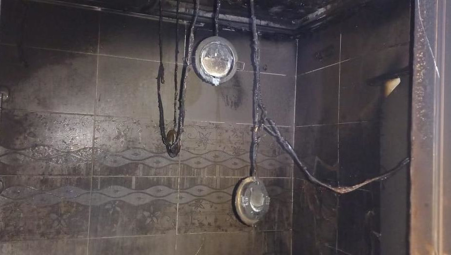 Горел натяжной потолок.