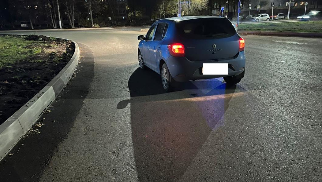 Мужчина пытался перейти дорогу в неположенном месте.