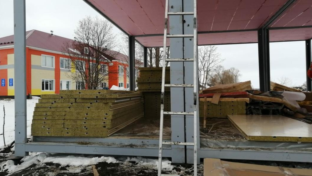 А пока что пациентов принимают в здании Аланского детсада.