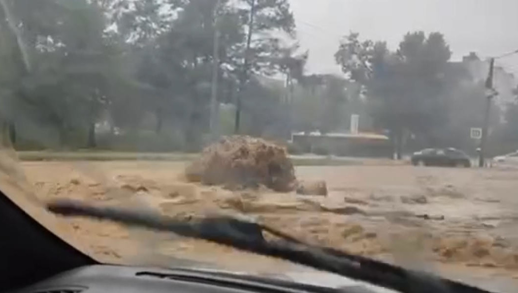 Машины буквально плывут по воде.