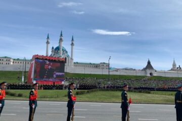 В торжественном шествии принимает участие около двух тысяч военнослужащих.