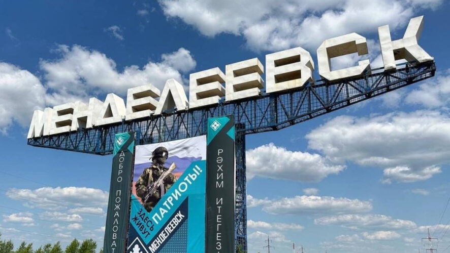 Глава района назвал причины установки патриотической композиции в районе.