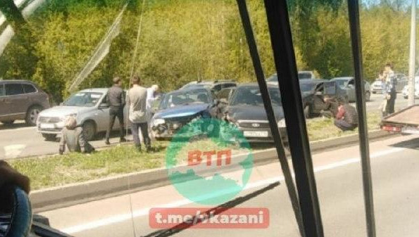 Два авто выехали на разделительную полосу.
