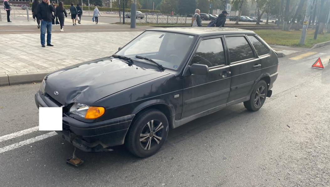 Местная жительница пыталась перейти дорогу на запрещающий сигнал светофора.