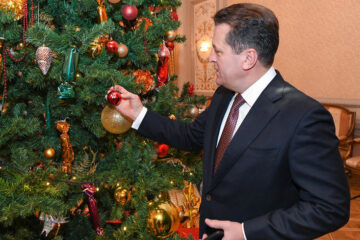 Мэр Казани присоединился к благотворительной акции «Письмо Дедушке Морозу».