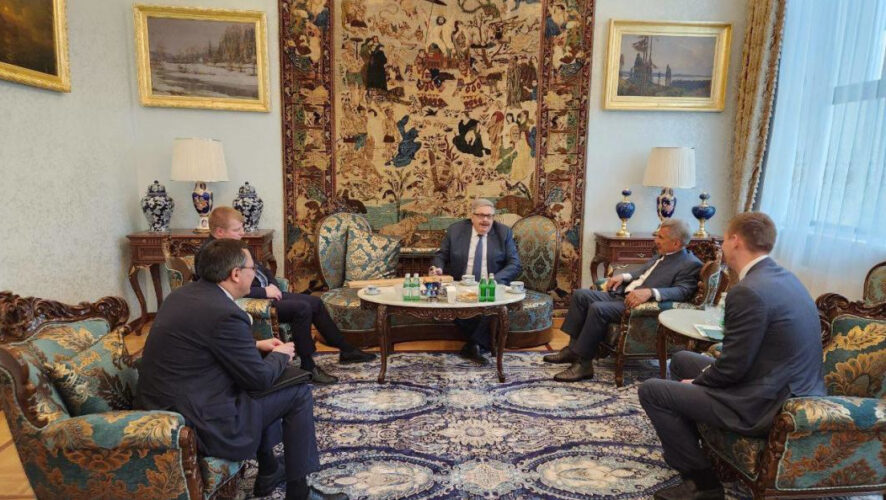 Вместе с Раисом Татарстана туда отправилась делегация промышленников республики.