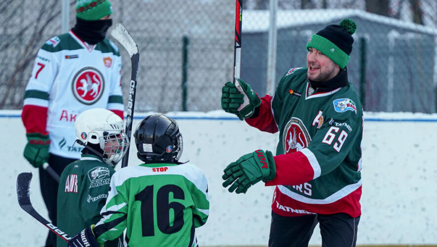 Игроки провели матч с детской командой 70-й школы Казани.