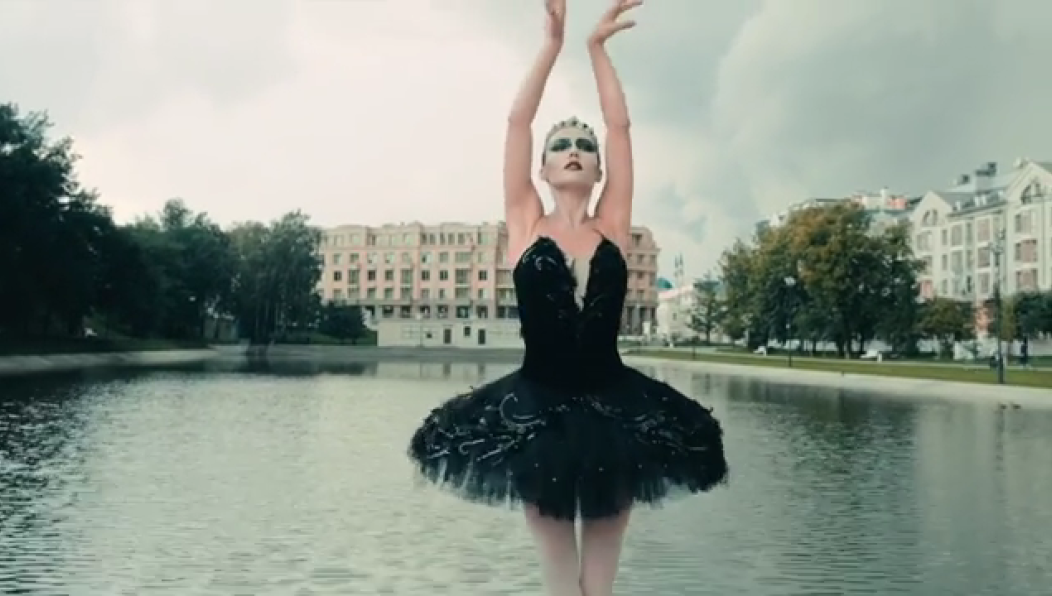 Инициатором акции выступила актриса иммерсивного шоу «Анна Каренина» Залина Насырова.