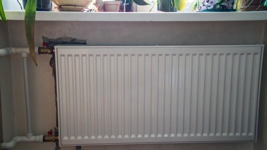 У малыша есть особенности развития и развлекается он ударами по батареям и стоякам.