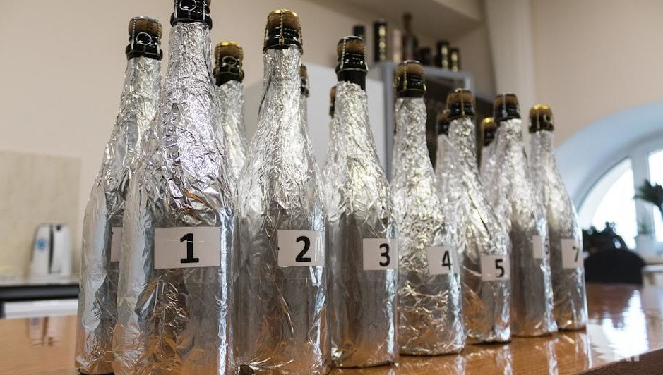 Во дворе семья громко праздновала день рождения.