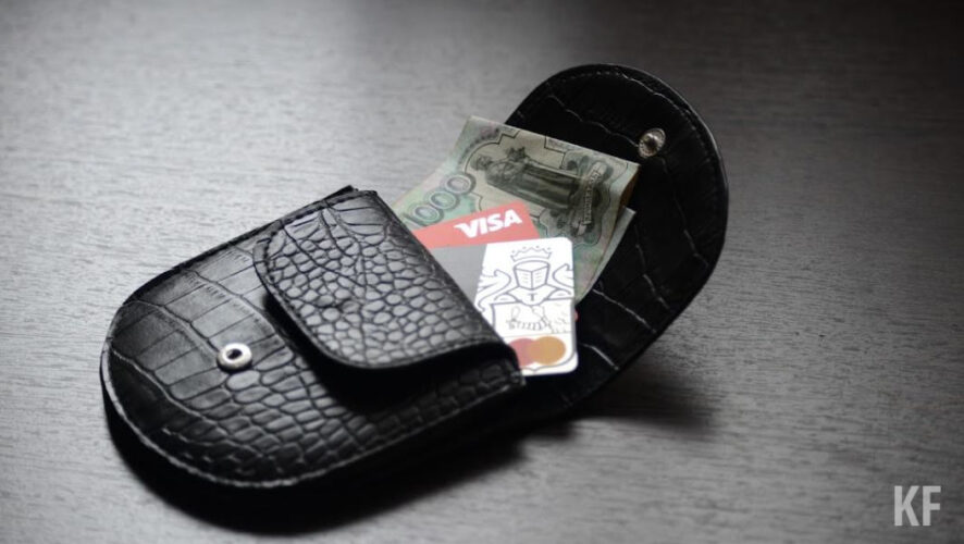 Мужчина влез в кредит и лишился сбережений.