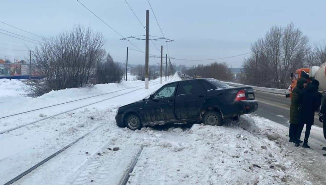 Некоторое время движение общественного транспорта было парализовано.