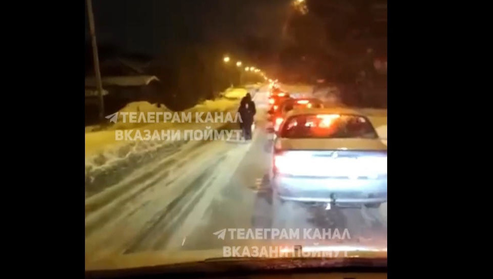 Тротуар не чищен от снега и людям приходится идти по проезжей части.