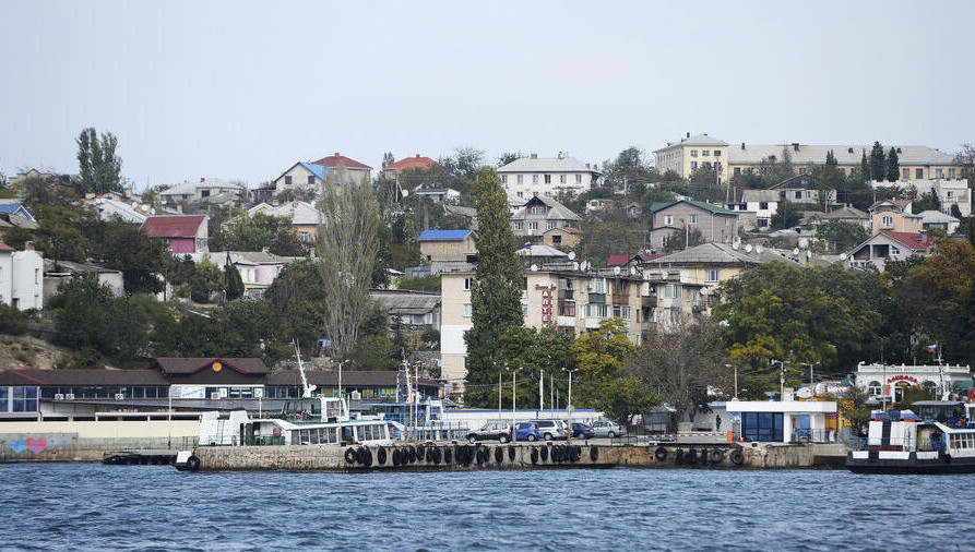 Движение по Крымскому мосту закрыто.