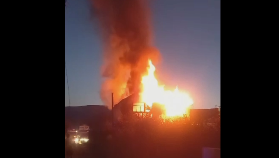 На дачном участке горел дом.