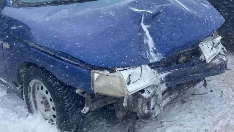 В аварии пострадали два человека.