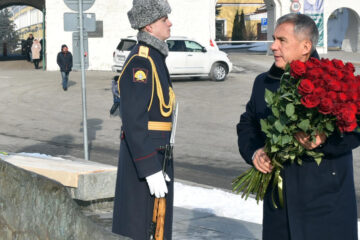 Президент Татарстана также возложил цветы к памятнику поэту в Казани.