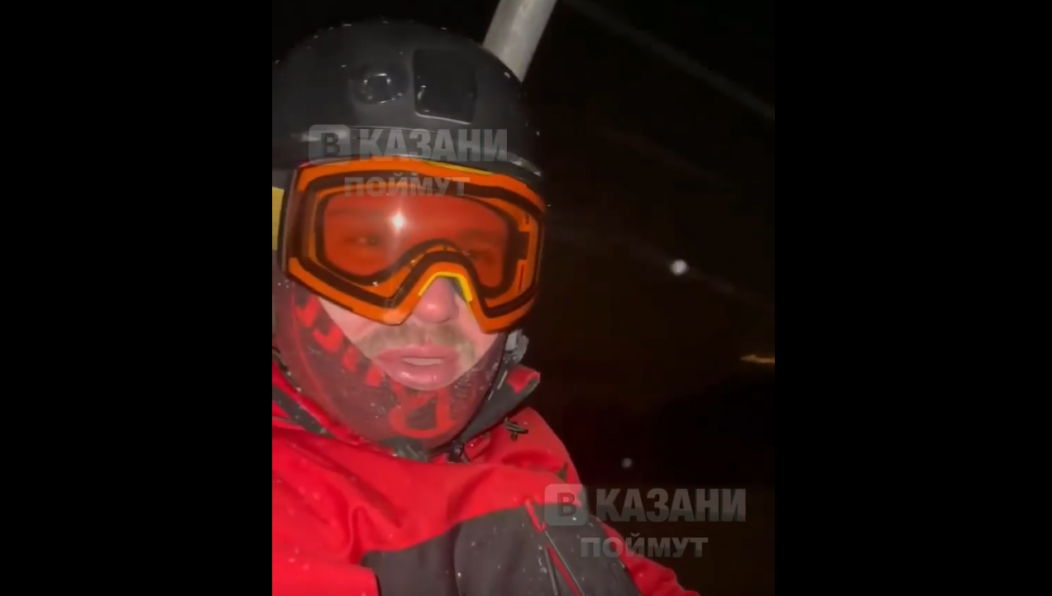 Поклонникам горнолыжного спорта пришлось пешком идти в гору